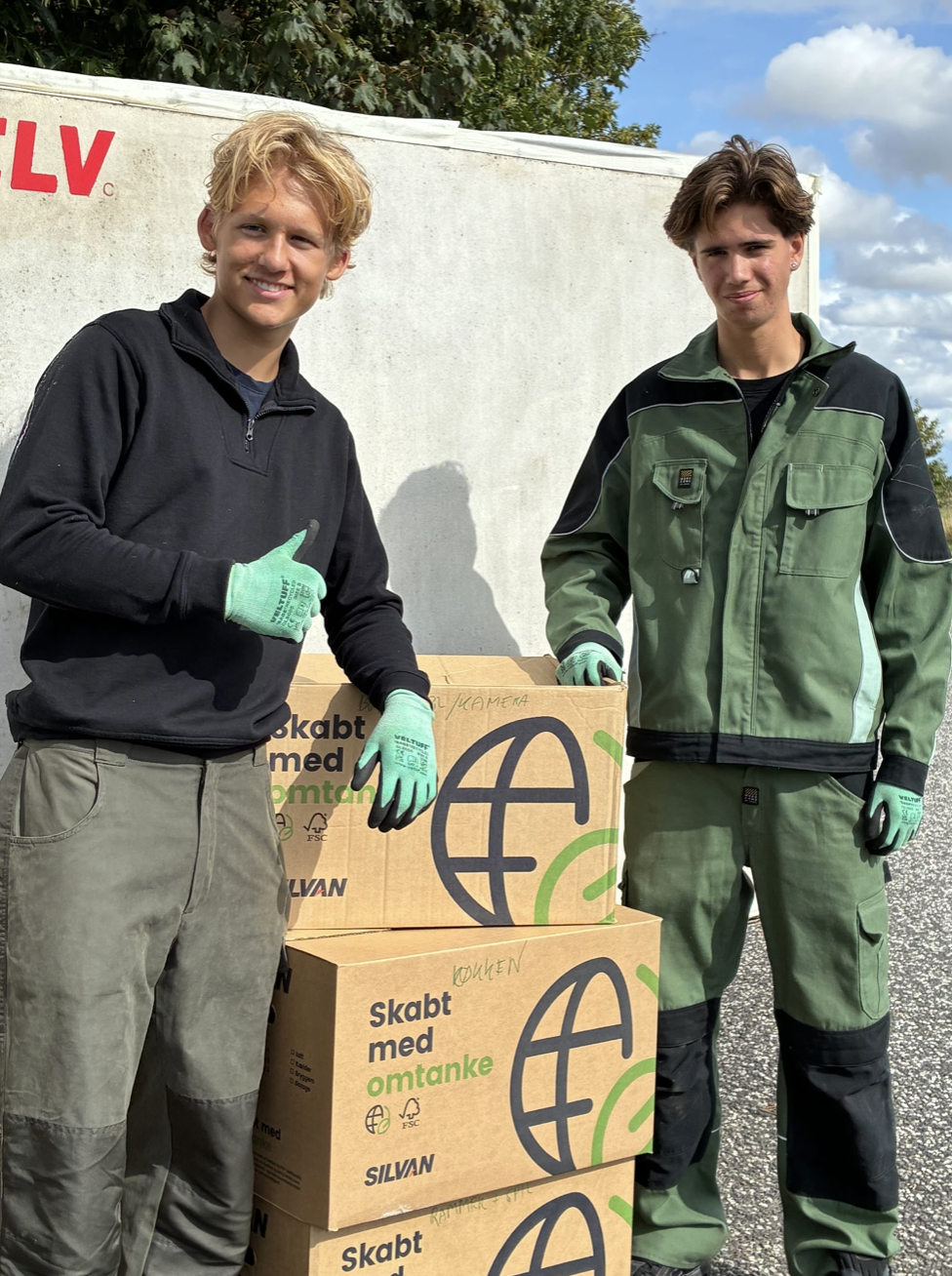 Lucas og Anthonio med bil og trailer klar til tømningsopgave